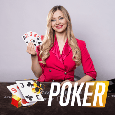 Crupier sonriendo con cartas de póker en la mano en una mesa de casino